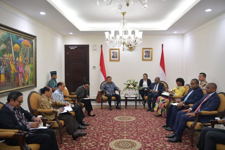Wakil Perdana Menteri Republik Demokratik Kongo Leonard She Okitundu Lundula beserta delegasinya bertemu Wakil Presiden Jusuf Kalla di Kantor Wakil Presiden, Jakarta, Kamis (6/9/2018).