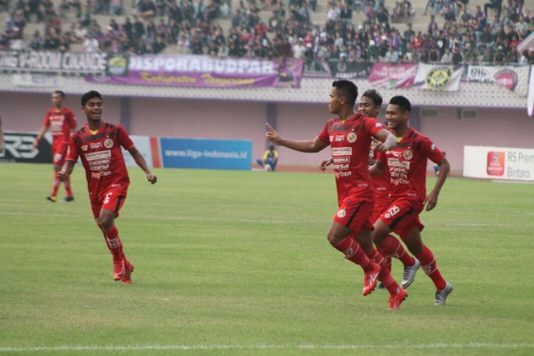 Pemain Semen Padang melakukan selebrasi seusai mencetak gol. 