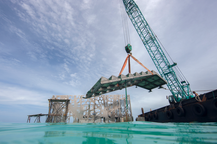 Struktur ini terbuat dari 180 ton elemen arsitektur, termasuk penggunaan 66 panel baja.