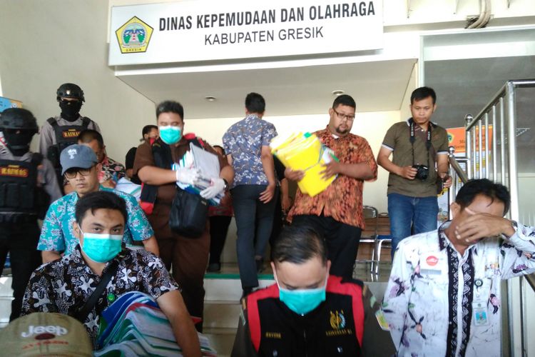 Tim dari Kejari Gresik meninggalkan kantor Dispora usai penggeledahan, Kamis (6/9/2018).