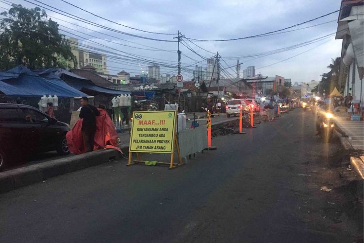 Proyek pengerjaan Skybridge Tanah Abang, Jakarta Pusat telah memasuki tahap kedua. Dari pantauan Kompas.com di lokasi, Jumat (7/9/2018), pada proses pembangunan tahap kedua ini, proyek pembangunan skybridge telah berada pada zona B. Zona B merupakan zona lanjutan pembangunan kerangka Skbridge Tanah Abang. Kerangka skybridge akan dibangun sepanjang 100 meter di lokasi ini.