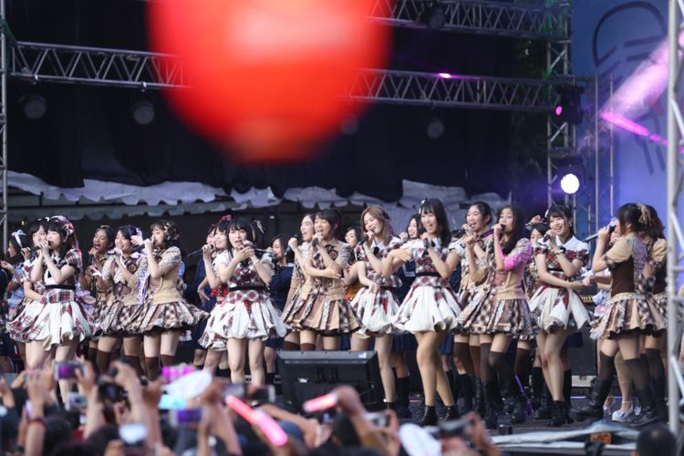 JKT48 dan AKB48 dalam kolaborasi menghibur para penonton pada acara Jak-Japan Matsuri 2018 atau yang ke-10 di Plaza Tenggara Gelora Bung Karno (GBK), Senayan, Jakarta, Minggu (9/9/2018). Acara tahunan iitu merupakan acara peringatan 60 tahun hubungan diplomatik Indonesia dan Jepang. Sejumlah artis Indonesia dan Jepang memeriahkan acara tersebut, antara lain Raisa, JKT48, AKB48, dan Kiroro.
