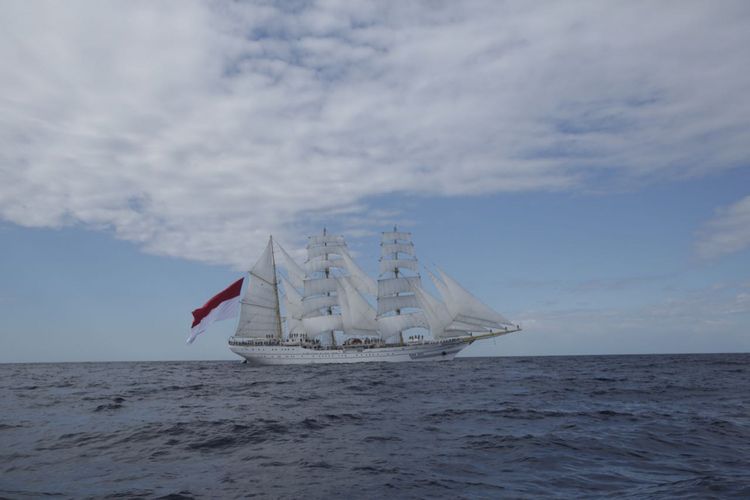 Setelah menempuh 4 hari pelayaran dalam lomba layar tiang tinggi Sail Regatta dari Yeosu menuju Vladivostok, KRI Bima Suci memasuki perairan Rusia bagian selatan, Minggu (9/9/2018).