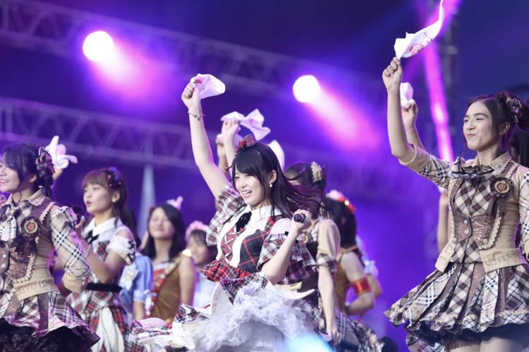 Penampilan kolaborasi JKT48 dan AKB48 menghibur para penonton saat acara Jak Japan Matsuri di Plaza Tenggara, Gelora Bung Karno (GBK) Senayan, Jakarta, Minggu (9/9/2018). Acara tahunan ini merupakan acara peringatan 60 tahun hubungan diplomatik Indonesia dan Jepang, sejumlah artis Indonesia dan Jepang memeriahkan acara ini salah satunya Raisa, JKT48, AKB48, Kiroro dan lain-lain.