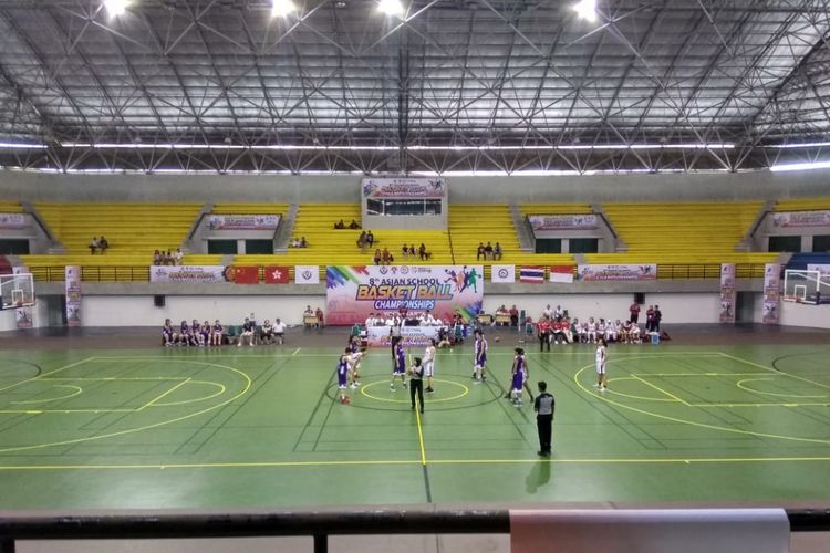 Suasana pertandingan Asian School Basket Ball Championship ke-8 antara tim basket putri Indonesia melawan tim basket putri China di GOR Among Raga, Minggu (9/9/2018).