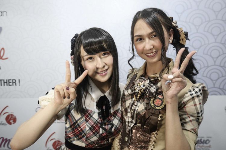 Personil JKT48 Stephanie Pricilla (kanan) dan personil AKB48 Saya Kawamoto berpose usai menghibur para penonton di acara Jak Japan Matsuri di Plaza Tenggara, Gelora Bung Karno (GBK) Senayan, Jakarta, Minggu (9/9/2018). Stephanie dan Saya akan mengikuti program pertukaran pelajar antara JKT48 dan AKB48 selama 1 bulan.