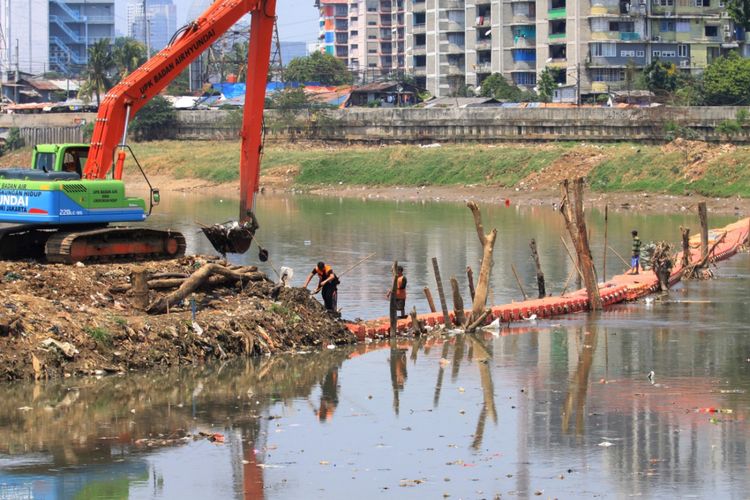 Sejumlah alat berat melakukan pengerukan lumpur di Kali Ciliwung, Kawasan Tanah Abang, Jakarta, Senin (10/9). Normalisasi dilakukan untuk mengatasi pendangkalan akibat sedimen lumpur dan sampah. ANTARA FOTO/Reno Esnir/foc/18. *** Local Caption ***  