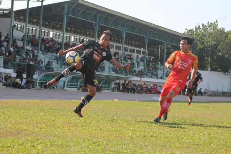 Pemain Semen Padang memberikan umpan ke kotak penalti Persika