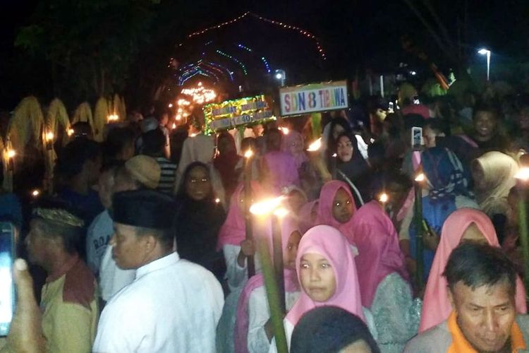 Kemeriahan pawai obor menyambut tahun baru Islam 1 Muharram 1440 Hijriyah di Tibawa, Kabupaten Gorontalo, Senin (10/9/2018) malam. 