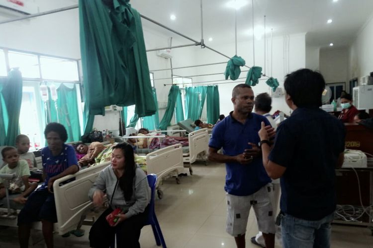 Para korban dugaan keracunan makanan pesta pernikahan saat menjalani perawatan di RSUD Merauke, Senin (10/9/2018). 