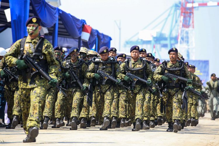 Parade militer prajurit Kolaska dan Marinir setelah upacara peringatan HUT Ke-73 TNI AL di Kompleks Dermaga Pondok Dayung Koarmada I, Tanjung Priok, Jakarta Utara, Senin (10/9/2018). Peringatan HUT Ke-73 TNI AL itu mengangkat tema Bersama Rakyat TNI Angkatan Laut siap membangun Bangsa Guna Mewujudkan Kesejahteraan Melalui Laut.