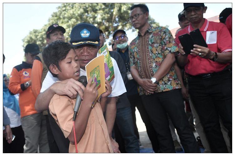 Mendikbud Muhadjir Effendy menyanangkan Gerakan Kembali Sekolah di lapangan Bumi Gora, kantor Gubernur Nusa Tenggara Barat (NTB), kota Mataram, Minggu (9/9/2018).