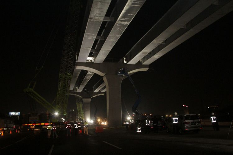 Kondisi pekerjaan konstruksi proyek Tol Jakarta-Cikampek II (Elevated) pada Senin (10/9/2018). Pekerjaan konstruksi ini hampir mencapai 50 persen.