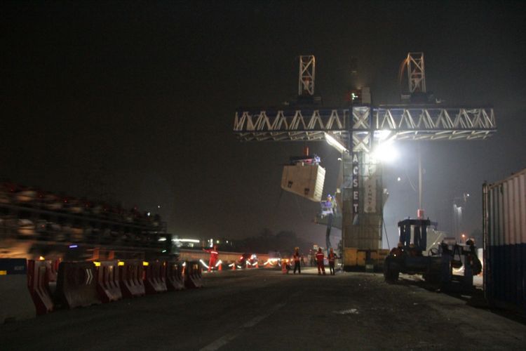 Kondisi pekerjaan konstruksi proyek Tol Jakarta-Cikampek II (Elevated) pada Senin (10/9/2018). Pekerjaan konstruksi ini hampir mencapai 50 persen.