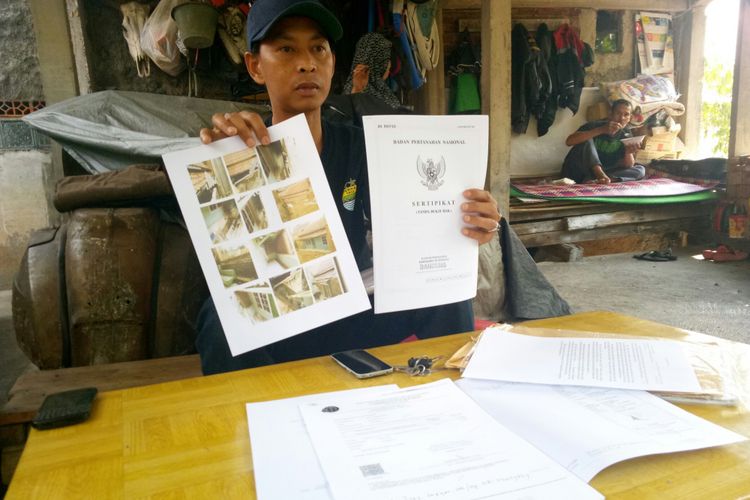 Eko Purnomo (37) tengah memperlihatkan surat sertikat rumah saat ditemui di rumah kontrakannya.