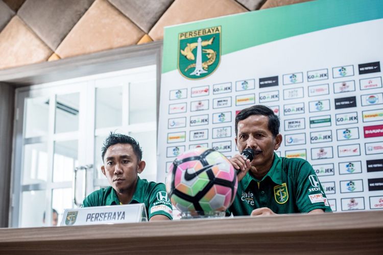Pelatih Djadjang Nurdjaman (kanan) bersama kapten Persebaya Surabaya Rendi Irwan memberikan keterangan pers di laga melawan PS Tira.