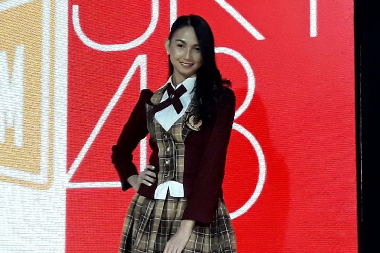 Stefi JKT48 berfoto setelah konferensi pers keberangkatannya ke Jepang di Teater JKT48 di fX Lifestyle Sudirman, Jakarta Selatan, Kamis (13/9/2018).