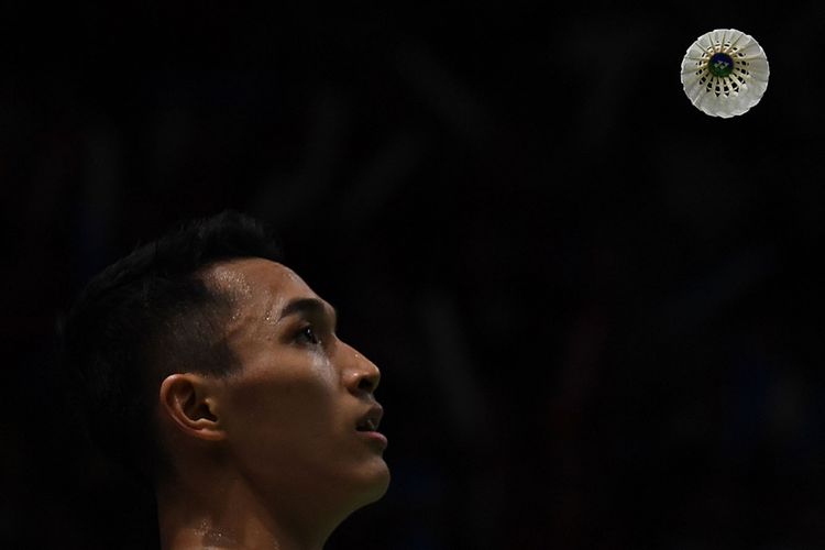 Pebulu tangkis tunggal putra Indonesia Jonatan Christie mengembalikan kok ke arah tunggal putra Jepang Kenta Nishimoto pada babak semifinal beregu putra Asian Games XVIII di Istora Senayan, Jakarta, Selasa (21/8/2018). Setelah kerap mendapat cap buruk dalam sejumlah laga sebelumnya, Jojo sapaan akrab Jonatan membuktikan prestasinya dengan raihan emas di sektor tunggal badminton Asian Games 2018 serta fenomena aksi buka kausnya saat melakukan selebrasi.