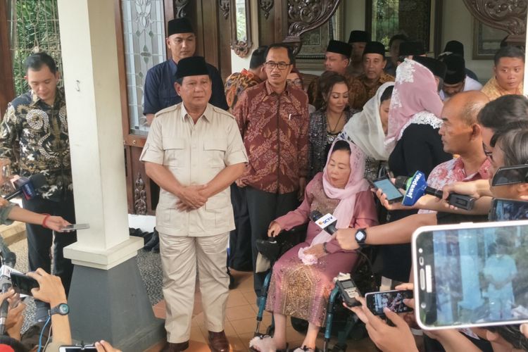 Bakal calon presiden sekaligus Ketua Umum Partai Gerindra Prabowo Subianto saat memberikan keterangan seusai mengunjungi kediaman istri mendiang Presiden Ke-4 RI Abdurrahman Wahid atau Gus Dur, Shinta Nuriyah Wahid di Ciganjur, Jakarta Selatan, Kamis (13/9/2018).  