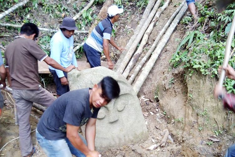Upaya penyelamatan patung megalitik di kawasan situs cagar budaya Parawali Desa Rompo, Lore Tengah, Lembah Besoa, Kabupaten Poso, Sulawesi Tengah.