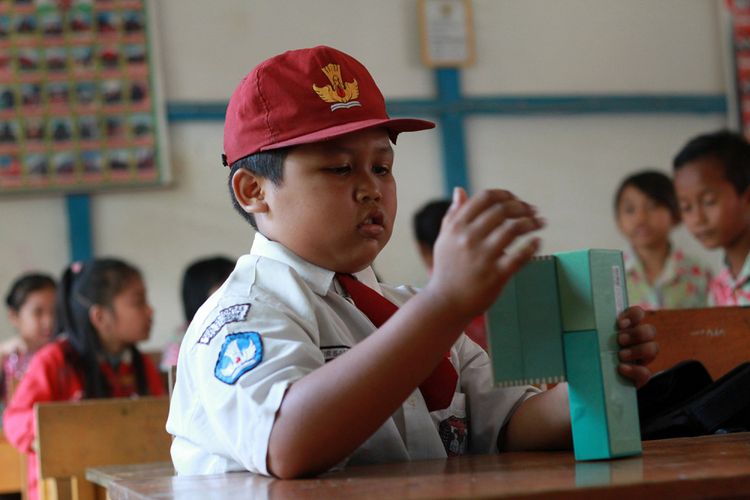 Nursaka (8), bocah SD asal Indonesia yang melintasi perbatasan Indonesia-Malaysia setiap hari demi bersekolah. Dia tinggal bersama keluarganya di di Tebedu, Malaysia, dan berangkat ke sekolah setiap hari di Entikong, Indonesia.