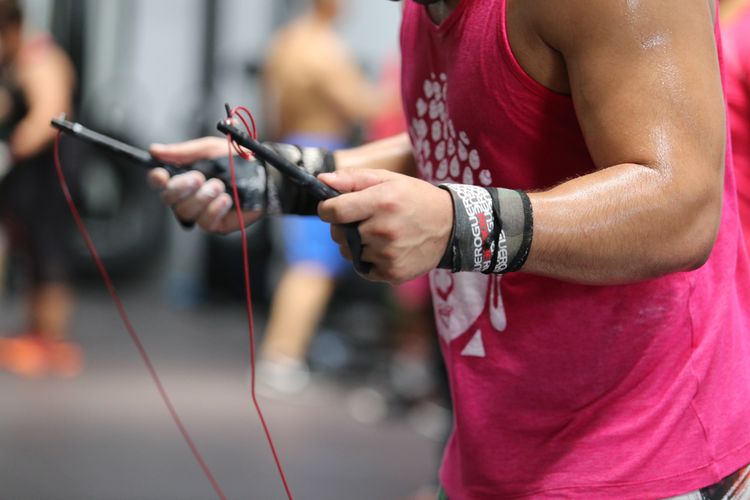 Dalam olahraga Crossfit, salah satu gerakan dasar yang sering dilakukan adalah melakukan lompat tali (skipping). 