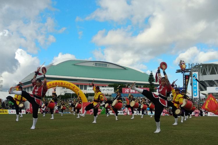 Tarian Eisa dalam Zento Eisa Matsuri di Okinawa City, Pulau Okinawa.