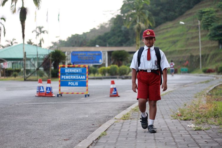 Nursaka (8), bocah SD asal Indonesia yang melintasi perbatasan Indonesia-Malaysia setiap hari demi bersekolah. Dia tinggal bersama keluarganya di di Tebedu, Malaysia, dan berangkat ke sekolah setiap hari di Entikong, Indonesia.