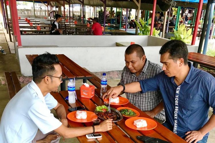 Pengunjung menikmati makan siang di Jaring Pukat, Kota Lhokseumawe, Sabtu (15/9/2018)