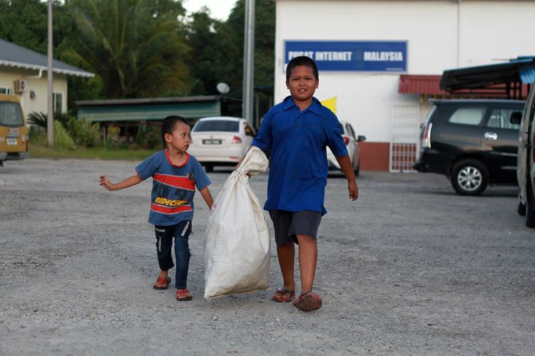 Nursaka, bocah SD yang setiap hari seberang batas lintas negara demi sekolah