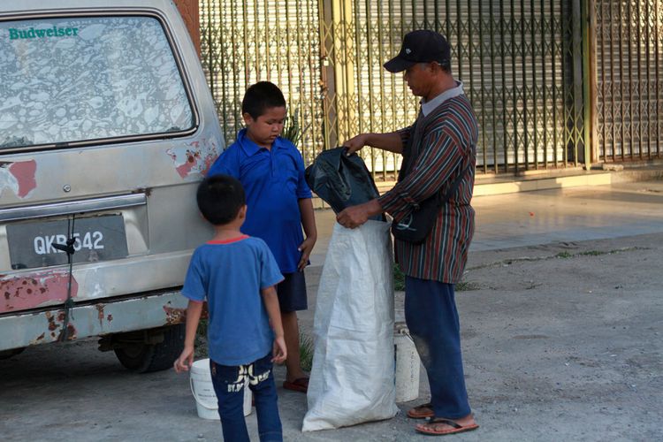 Nursaka, bocah SD yang setiap hari seberang batas lintas negara demi sekolah