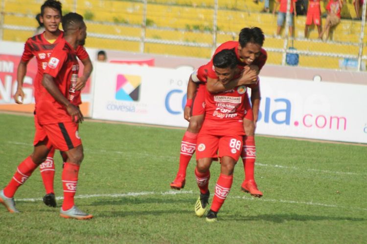 Pemain Semen Padang melakukan selebrasi gol
