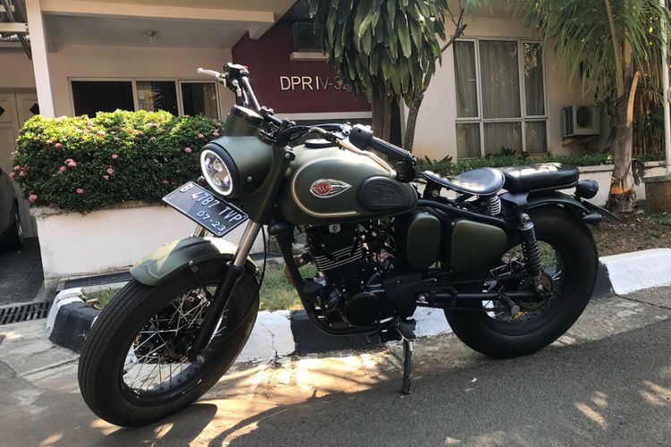 Modifikasi konsep kawin silang antara Royal Enfield Classic Battle Green dengan Kawasaki W175.