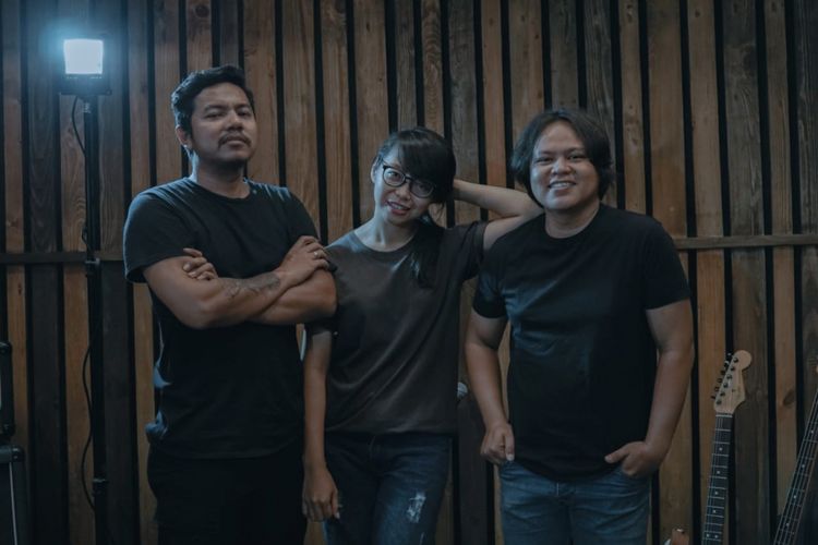 Grup band Primata (kiri ke kanan): Rama Wirawan (gitar), Ria Antika (additional drum), dan Adhitomo Kusumo (bass).