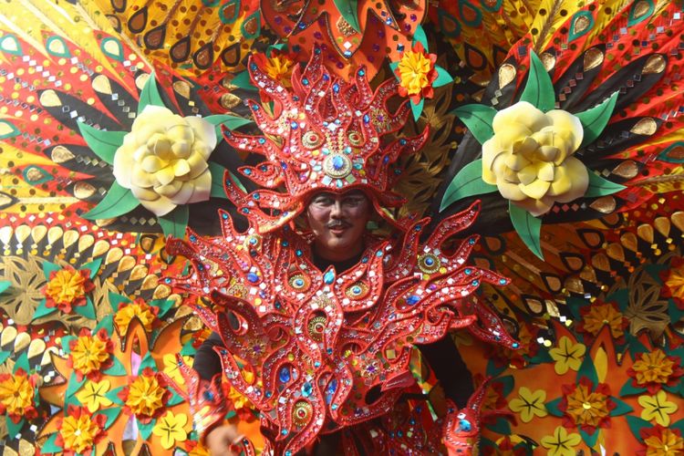 Peserta Malang Flower Carnival (MFC) saat tampil dengan gaya kostumnya di Jalan Ijen, Kota Malang, Minggu (16/9/2018)