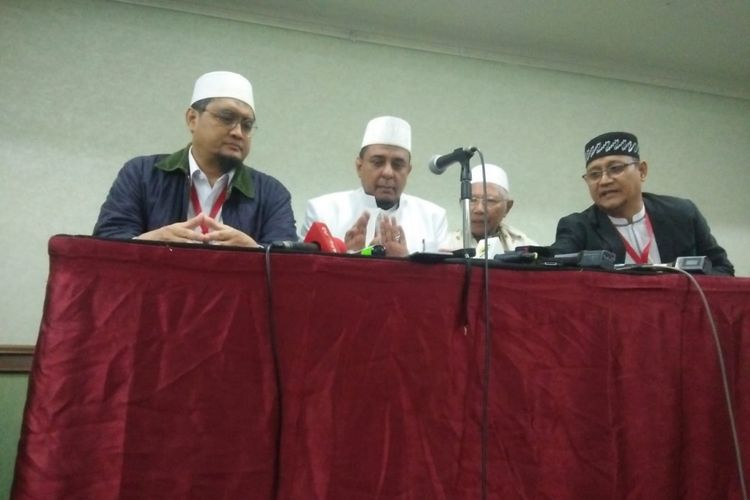 Ketua Gerakan Nasional Pengawal Fatwa (GNPF) Yusuf Muhammad Martak (dua dari kiri) dalam konferensi pers di Grand Cempaka, Jakarta, Minggu (16/9/2018).