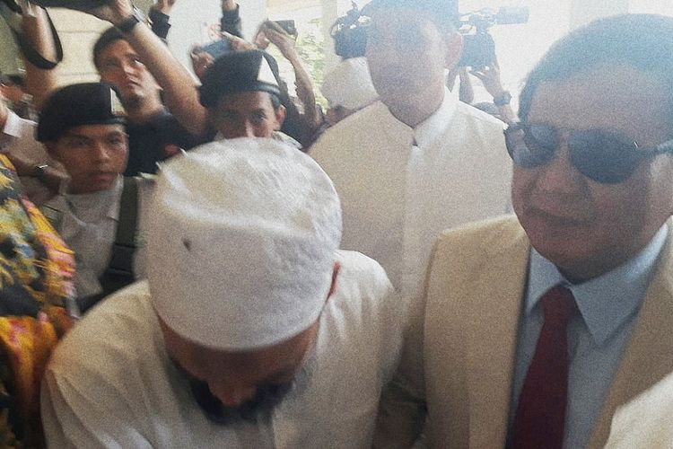 Bakal calon presiden Prabowo Subianto mendatangi pertemuan (ijtima) ulama Gerakan Nasional Pengawal Fatwa (GNPF) di Hotel Grand Cempaka, Cempaka Putih, Jakarta, Minggu (16/9/2018). 