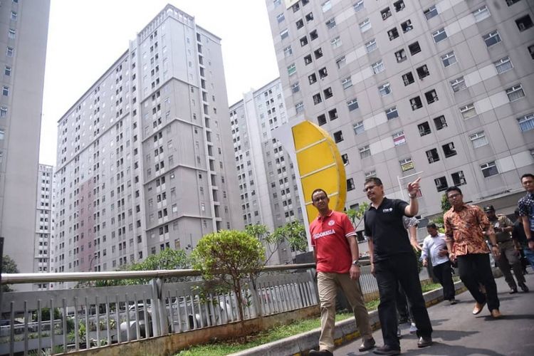 Gubernur DKI Jakarta Anies Baswedan berkeliling di lingkungan Apartemen Kalibata City, Minggu (16/9/2019). Anies menuturkan prostitusi yang marak terjadi di apartemen itu menjadi perhatian Pemprov DKI Jakarta.