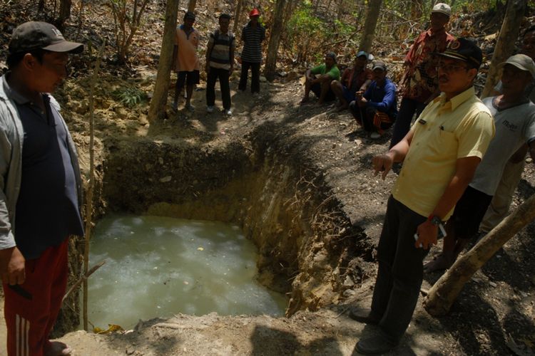 Warga menemukan sumber mata air yang diyakini sebagai sendang berusia ratusan tahun di kawasan hutan di petak 72 RPH Genengsari, BKPH Kuncen, KPH Gundih ‎wilayah Kecamatan Toroh, Grobogan, Jateng, Minggu (16/9/2018).