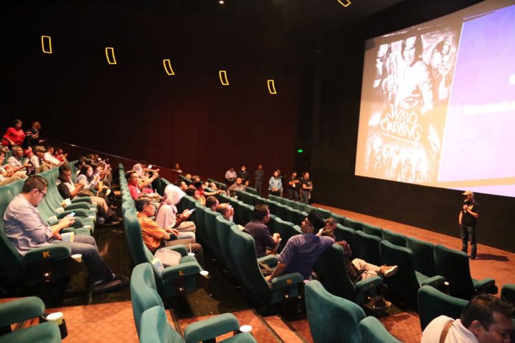 Menteri Ketenagakerjaan (Menaker) Muhammad Hanif Dhakiri menjalin relasi dengan pimpinan dan aktivis serikat pekerja melalui kegiatan nonton bareng (nobar) di Epicentrum XXI Kuningan, Jakarta, Minggu (16/9/2018).