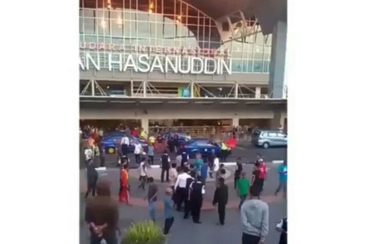 Keributan terjadi di Bandara Internasional Sultan Hasanuddin,  Makasssar terekam dan videonya viral di media sosial. 
