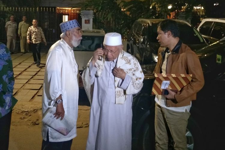 Sejumlah ulama dari Gerakan Nasional Pengawal Fatwa Ulama (GNPF) Ulama bertemu bakal calon presiden Prabowo Subianto dan bakal calon wakil presiden Sandiaga Uno di kediaman pribadi Prabowo, Jalan Kertanegara, Jakarta Pusat, Senin (17/9/2018) malam.  Pantauan Kompas.com para ulama GNPF meninggalkan kediaman Prabowo sekitar pukul 19.06 WIB didampingi juru bicara Front Pembela Islam (FPI) Munarman.