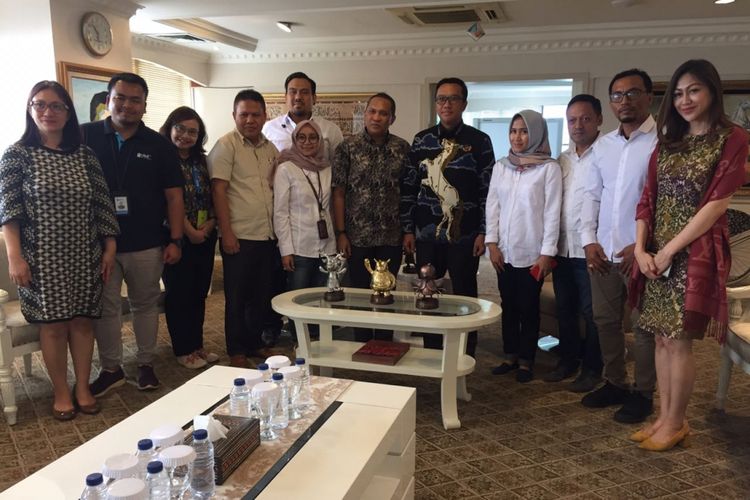 Kadis Pariwisata Lobar H.Ispan Junaedi dan tim ArchiSS saat bertemu dengan Menpora RI Imam Nachrowi di Kantor Kemenpora, Jakarta, Kamis (13/9/2018) siang.