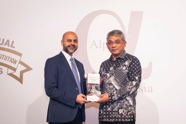 CEO Alpha Southeast Asia Siddiq Bazarwala memberikan penghargaan The Best Trade Finance Bank in Indonesia kepada Direktur Tresuri & Internasional BNI Rico Rizal Budidarmo di Shangri-la Hotel? Singapura, Selasa (18 September 2018)