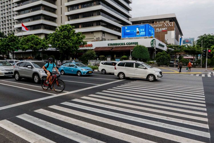 Kendaraan bermotor melewati garis batas berhenti/marka lalu lintas di kawasan Thamrin, Jakarta, Rabu (19/9/2018). Poldan Metro Jaya bekerja sama dengan Pemprov DKI Jakarta untuk melakukan tilang elektronik atau electronic traffic law enforcement (ETLE) yang akan diuji coba pada Oktober 2018 sepanjang jalur Thamrin hingga Sudirman.