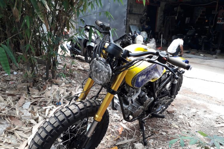 Salah satu motor custom garapan bengkel Street Arts Custom yang menggunakan suspensi Yamaha Xabre. Foto diambil di bengkel yang berlokasi di Tirtajaya, Depok itu pada Rabu (19/9/2018).