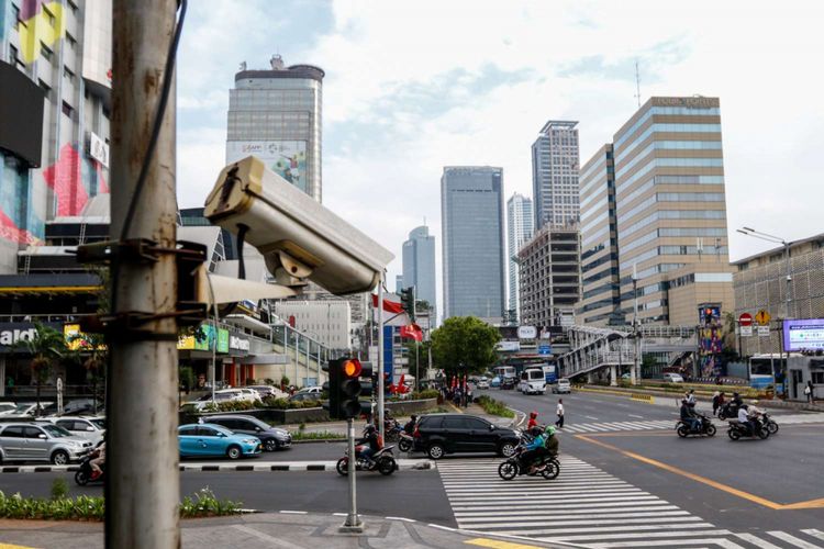 CCTV terpasang di kawasan Thamrin, Jakarta, Rabu (19/9/2018). Poldan Metro Jaya bekerja sama dengan Pemprov DKI Jakarta untuk melakukan tilang elektronik atau electronic traffic law enforcement (ETLE) yang akan diuji coba pada Oktober 2018 sepanjang jalur Thamrin hingga Sudirman.