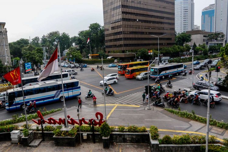 Suasana lalu lintas di kawasan Thamrin, Jakarta, Rabu (19/9/2018). Poldan Metro Jaya bekerja sama dengan Pemprov DKI Jakarta untuk melakukan tilang elektronik atau electronic traffic law enforcement (ETLE) yang akan diuji coba pada Oktober 2018 sepanjang jalur Thamrin hingga Sudirman.