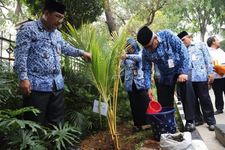 Wali Kota Jakarta Utara Syamsuddin Lologau menanam pohon kelapa gading di Kantor Kecamatan Kelapa Gading, Rabu (19/9/2018).