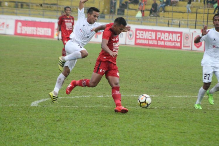 Pemain Persik menghadang pemain Semen Padang.